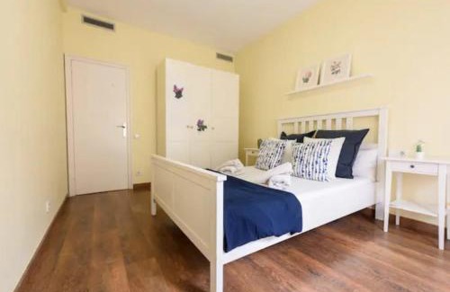 Esquerra de l'Eixample Apartment | Ramblas Rentals Spacious & Design 4Br Flat With Balcony 15m Ramblas