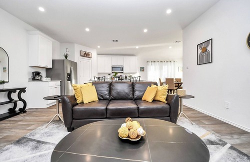 Barker House | Rammies 3-bedroom Cozy house with community Pool Access in Fulshear