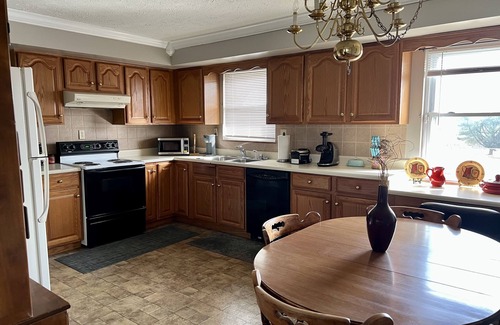 London House | Ranch home American Spa hot tub for 6, sleep number bed , pool table, smart tvs!