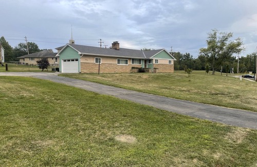 Gahanna House | Ranch-tastic 3-bedroom house in charming Gahanna with AC, WiFi Aug 2024 updates