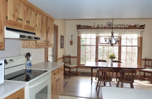Amherst House | Ranch, wooded lot - near Cedar Point , Lake Erie, Oberlin College, Wineries, Cle