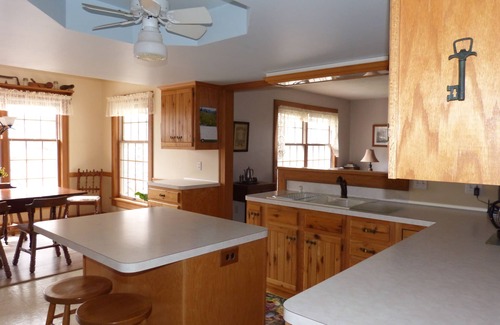 Amherst House | Ranch, wooded lot - near Cedar Point , Lake Erie, Oberlin College, Wineries, Cle