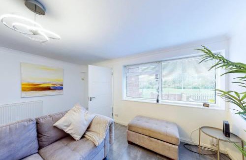 Biddenham House | Ranworth-house - Holiday Home In Bedford, Sleeps 5