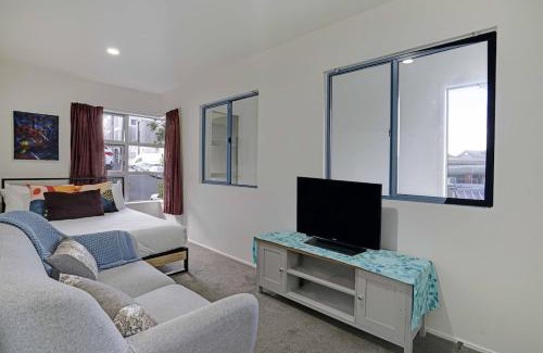 Grafton House | Rare Find Large TownHouse 4BR 2Bath Garage