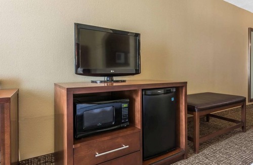 Southside Hotel | Rare Gem! 1 Amazing Unit, Pool, Breakfast, Parking, Close to Attractions.