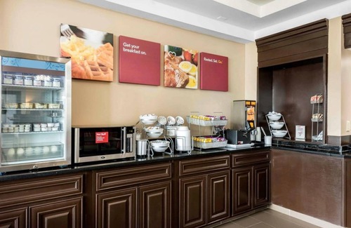 Southside Hotel | Rare Gem! 1 Amazing Unit, Pool, Breakfast, Parking, Close to Attractions.