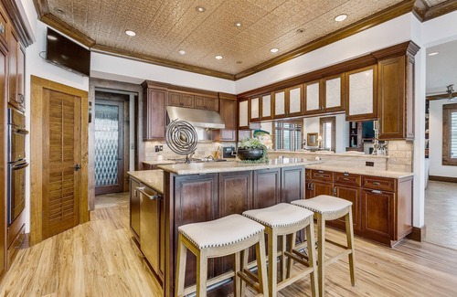 Villa Primera House | Rare Luxe Waterfront Find! Stay 4/25-4/28 or 6/14-6/21 |Huge Infinity Pool & Hot Tub |Golf Carts