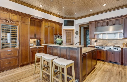 Villa Primera House | Rare Luxe Waterfront Find! Stay 4/25-4/28 or 6/14-6/21 |Huge Infinity Pool & Hot Tub |Golf Carts