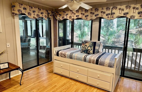 West Beach Cottage | Rare Opportunity! 3 Bedroom, Dog Friendly Sparrow Pond Cottage