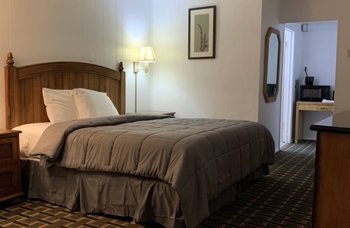 Raton Hotel | Ratons Peak Inn