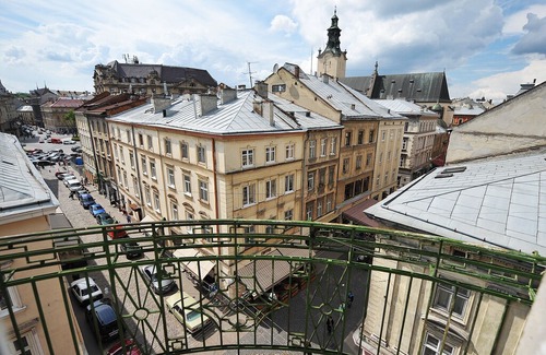 Lviv City Center Apartment | Ratusha View 4-room Apartment in Львів