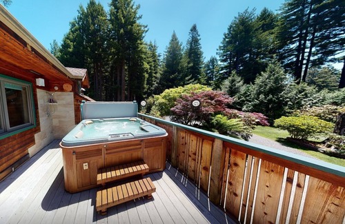 Trinidad House | Raven Ridge Retreat - Redwoods, Hot Tub & Firepit!