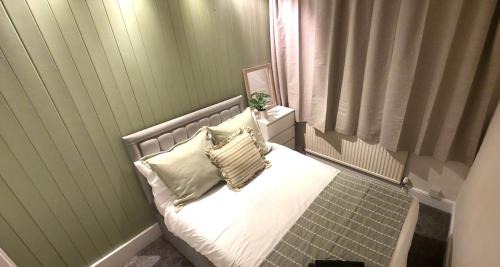 Maidstone House | Ravenshaw House Parking Maidstone 4 Bed Garden