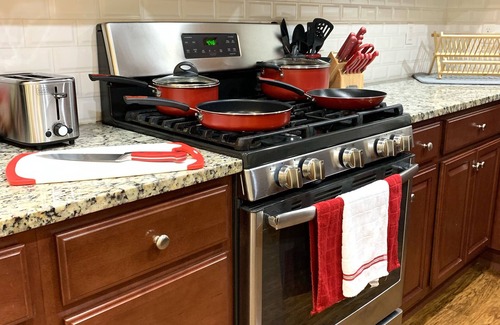 Fayetteville House | Razorback Retreat: 3BR, 2BA Sleeps 8 King Bed Garage Access 2min to UofA