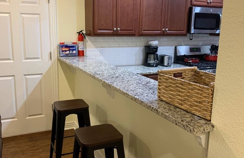 Fayetteville House | Razorback Retreat: 3BR, 2BA Sleeps 8 King Bed Garage Access 2min to UofA