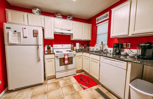 Fayetteville House | Razorback Wknds and BBBQ Still Available!