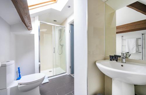 Leeds House | -RB83- For your relaxed,Cosy stay,Free Parking