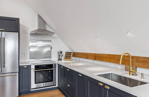 Barnard House | Real Farm! Hot Tub - The Barn at Winterfound Farm