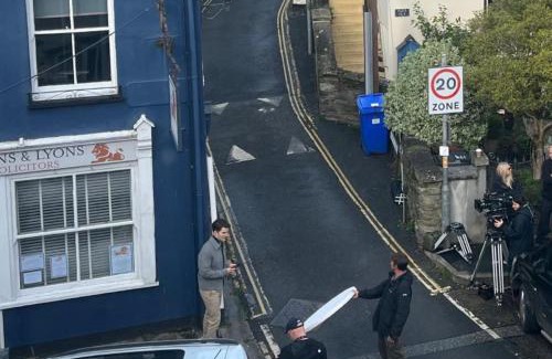 West Looe Apartment | Recently On BBC 1s BEYOND PARADISE - Prospect House is TWO PRIVATE APARTMENTS in this 17th CENTURY COTTAGE - Apartment 2 has a KIDS CABIN BUNK ROOM - Book both apartments for ONE LARGE HOUSE with Connecting Door In Lobby - PUBLIC PARKING OUTSIDE