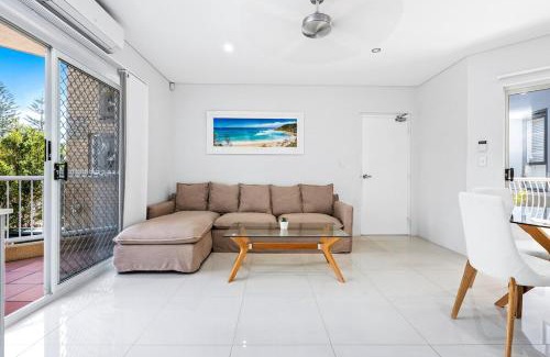 Broadbeach Apartment | Recently Renovated & Exclusively Furnished BEACH