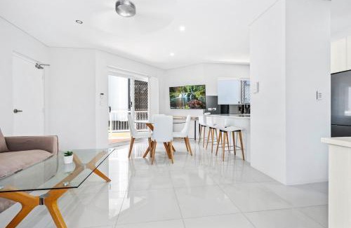 Broadbeach Apartment | Recently Renovated & Exclusively Furnished BEACH