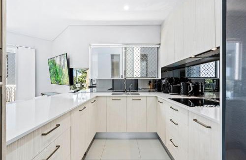 Broadbeach Apartment | Recently Renovated & Exclusively Furnished BEACH