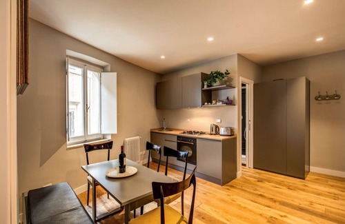 Rione VI Parione Apartment | Recently restructured apartment on Via dei Cappellari, at walking distance from all tourist sites.