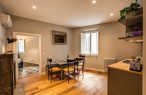 Rione VI Parione Apartment | Recently restructured apartment on Via dei Cappellari, at walking distance from all tourist sites.