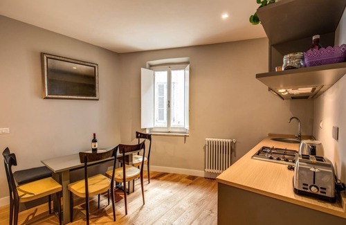 Rione VI Parione Apartment | Recently restructured apartment on Via dei Cappellari, at walking distance from all tourist sites.