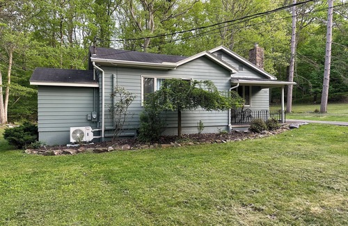 Gray House | Rector House (Hot Tub, Pet Friendly 🐾)