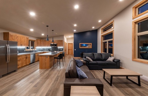 Golden Ski Chalet | Red Fox Lodge, 2 bedroom, 2 bathroom with Hot Tub