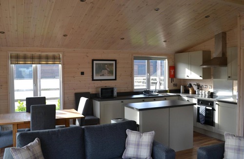 Henton Apartment | Red Kite Luxury 3 Bedroom Lodge with Hot Tub