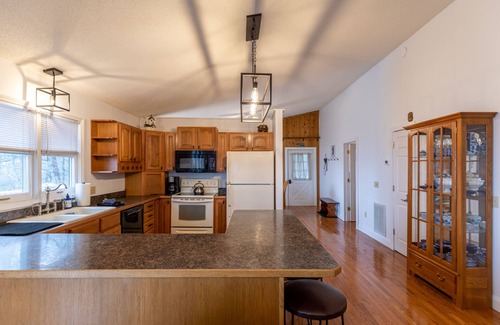 Frank House | Red Mountain Lodge - Sunrise and Sunset Mountain Views, Hot Tub, Pool Table