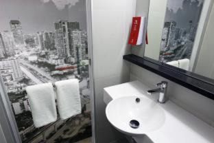 Santa Cruz Hotel | Red Planet Manila Binondo