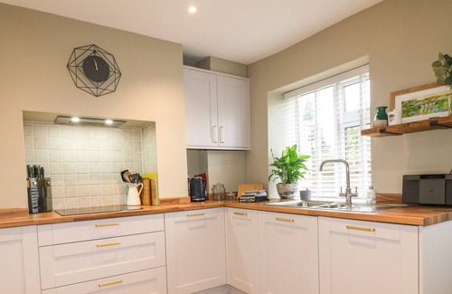 Tupton Cottage | RED ROBIN COTTAGE, pet friendly, with a garden in Tupton