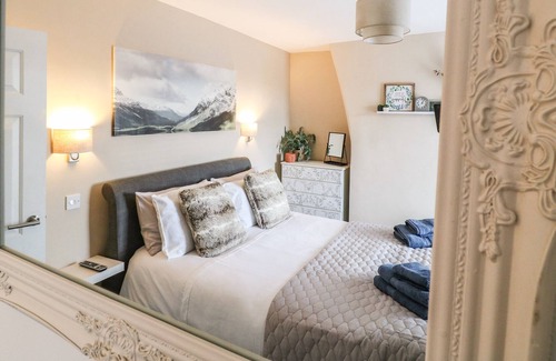 Tupton Cottage | RED ROBIN COTTAGE, pet friendly, with a garden in Tupton