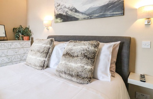 Tupton Cottage | RED ROBIN COTTAGE, pet friendly, with a garden in Tupton