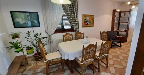 Cikovici Apartment | Red Robin