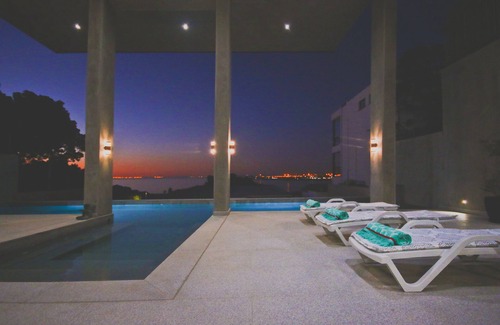 Mountainside Apartment | Red Rock Ocean View Villa - Colonel's Room