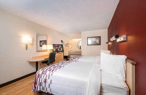 Roseville Hotel | Red Roof Inn Detroit St Clair Shores