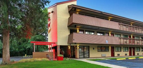 Buford Highway Hotel | Red Roof Inn PLUS+ Atlanta - Buckhead