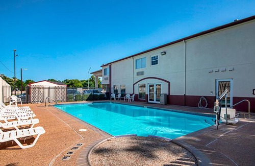 Rio Vista Hotel | Red Roof Inn San Marcos