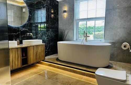 Newtongrange Villa | Red Roofs - 5BR Luxury - Large Gardens - EV Point - Near Edinburgh