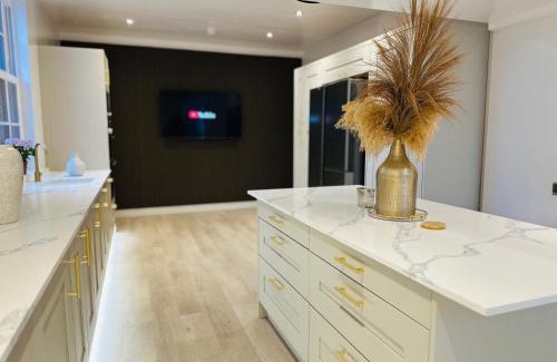 Newtongrange Villa | Red Roofs - 5BR Luxury - Large Gardens - EV Point - Near Edinburgh