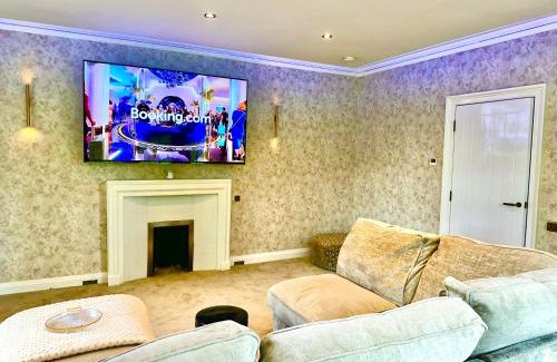 Newtongrange Villa | Red Roofs - 5BR Luxury - Large Gardens - EV Point - Near Edinburgh