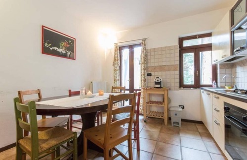 Garibaldi Apartment | Red rose