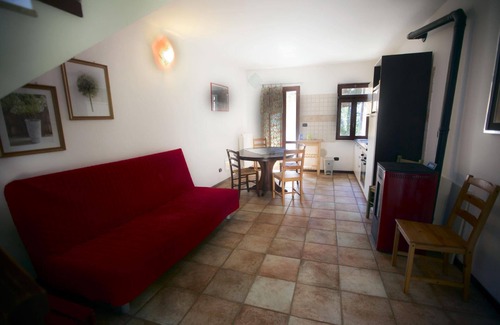 Garibaldi Apartment | Red rose