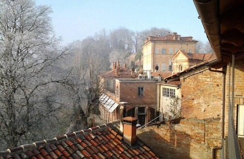 Garibaldi Apartment | Red rose