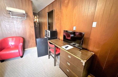 Algoma District Hotel | Red Top Motor Inn