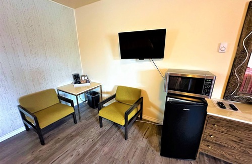 Algoma District Hotel | Red Top Motor Inn